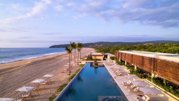 Piscina infinita de 60 metros revestida con gresite para piscinas Bali Stone 50 en Nakua, México.
