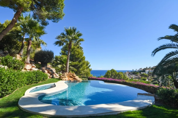 curved pool