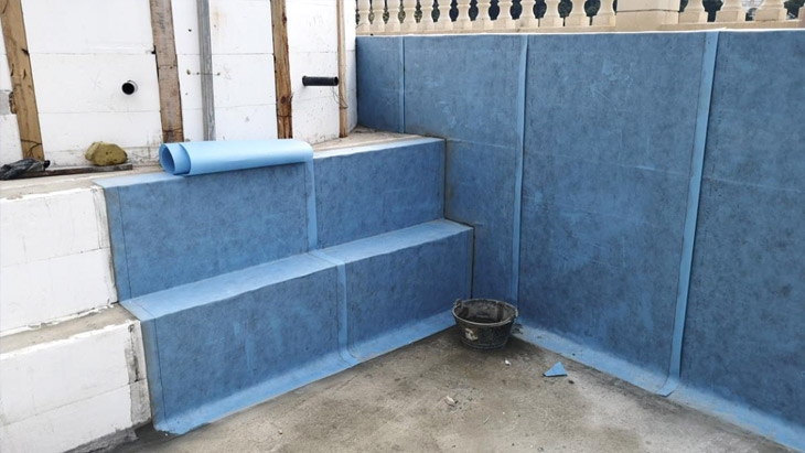 Instalação de mosaico em piscinas de poliestireno