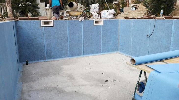 Instalação de mosaico em piscinas de poliestireno