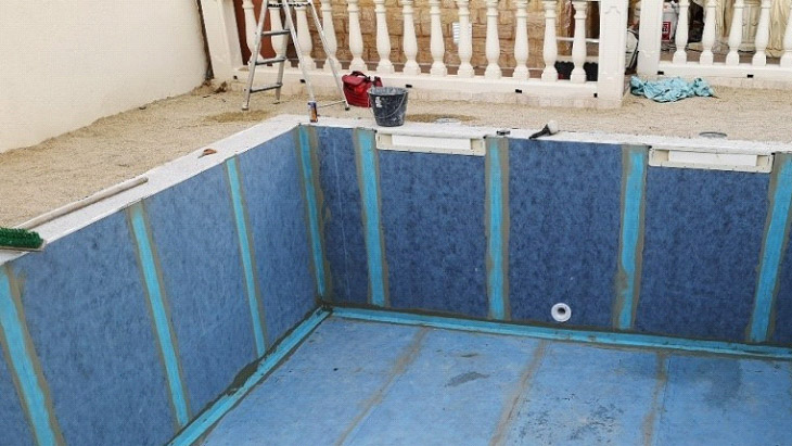 Installation of mosaic on polypropylene pools