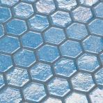 mosaïque de verre recyclé hexagonale bleu irisé