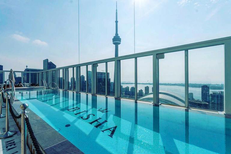 Una piscina de Ezarri en el cielo de Toronto, a 500 metros de la torre más alta de América