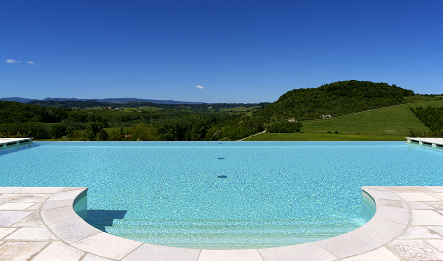 Piscina de mosaico entre los olivos de la Toscana - Ezarri