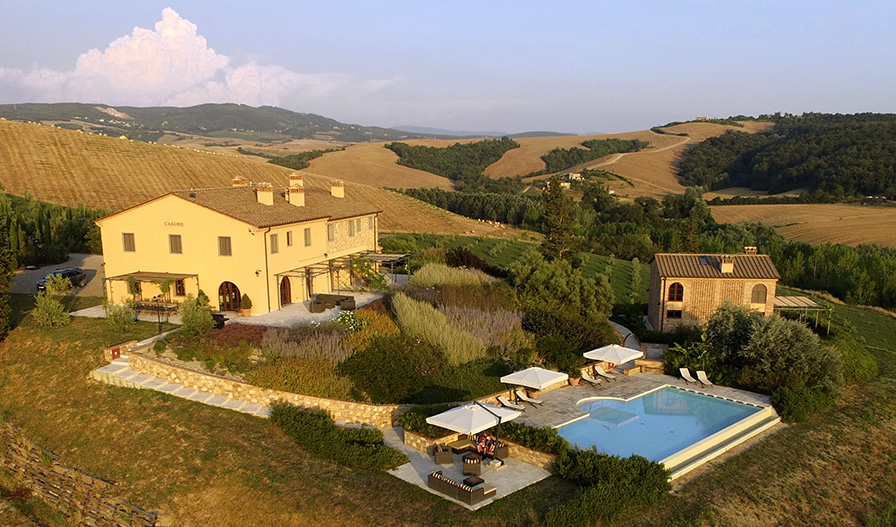 Una bella piscina de mosaico entre los olivos de la Toscana