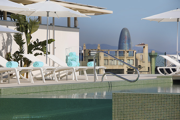 Una piscina de Ezarri sobre el cielo de Barcelona