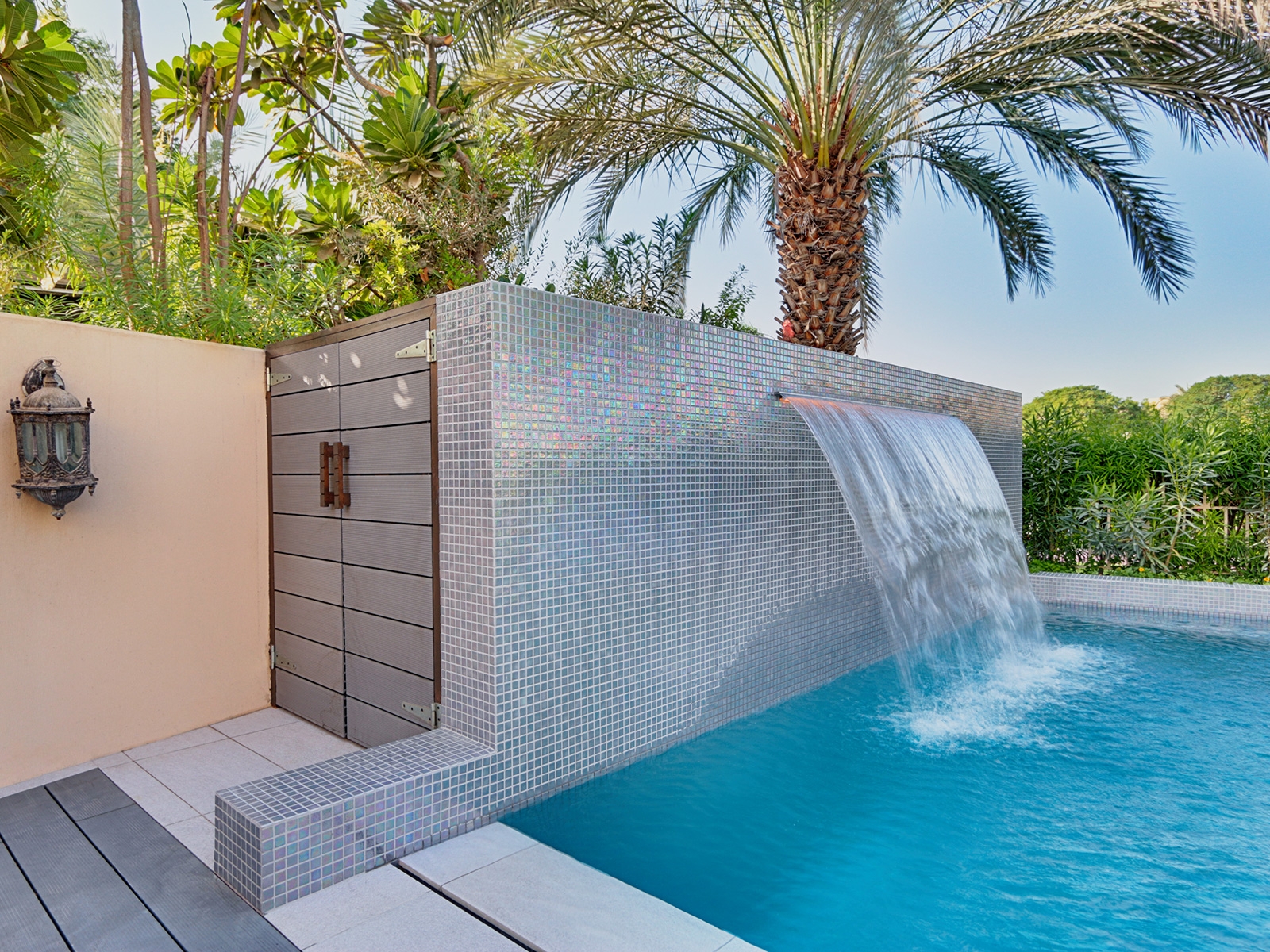 Iridescent Mosaic Tile: Reflections That Transform Water