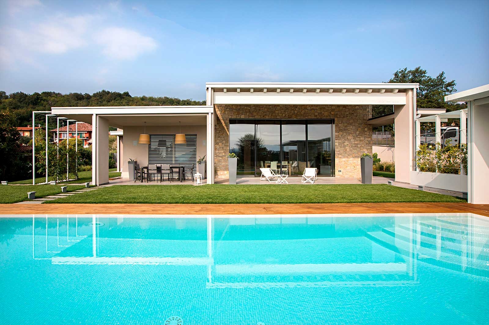 La magia de una piscina de gresite blanco de Ezarri