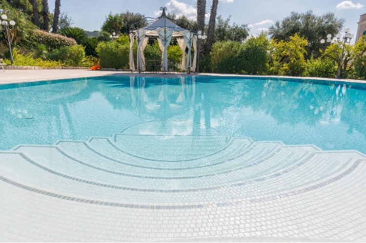 Schwimmbad mit weißen Fliesen