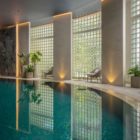 Gresite para piscinas de luxo: Mosaico de vidro reciclado Ezarri no InterContinental Athénée Bucareste