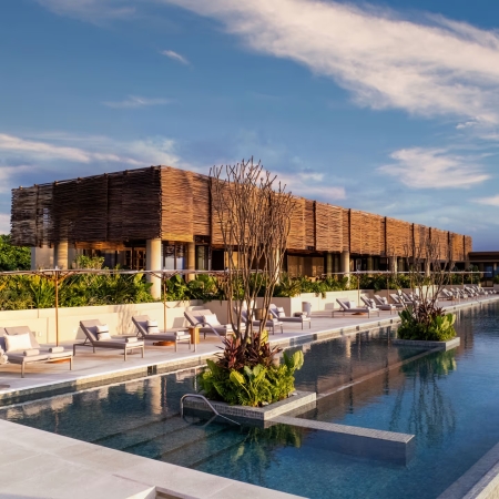 Cómo elegir el mejor mosaico de vidrio para piscinas de lujo: el caso del Resort Nakua en México