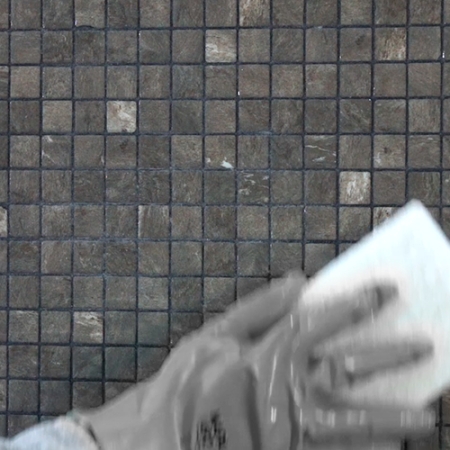 ¿Cómo limpiar los restos de junta epoxi del mosaico Ezarri?