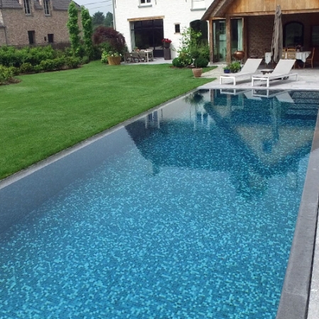 Una mezcla en gresite gris para una piscina en el norte de Bélgica