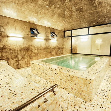 Ezarri revêt des bains thermaux de soufre sur la Route de la Soie