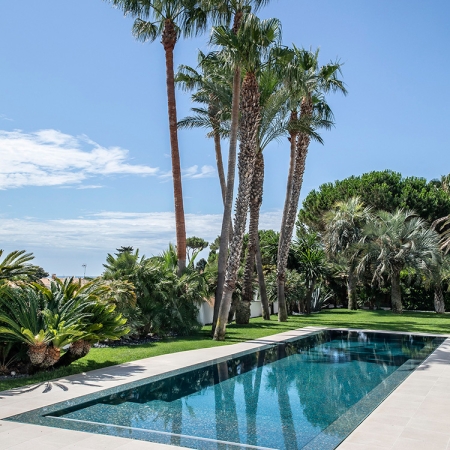 A luxury oasis on the Côte d’Azur: swimming pool with Bali Stone 25 mosaic