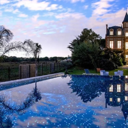 Gold award for an Ezarri pool with phosphorescent glass mosaic tiles