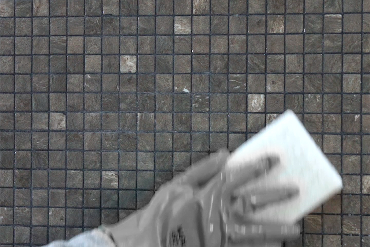 ¿Cómo limpiar los restos de junta epoxi del mosaico Ezarri?